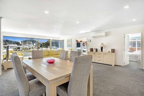 Photo of property in 39 Waikawa Road, Picton, 7220