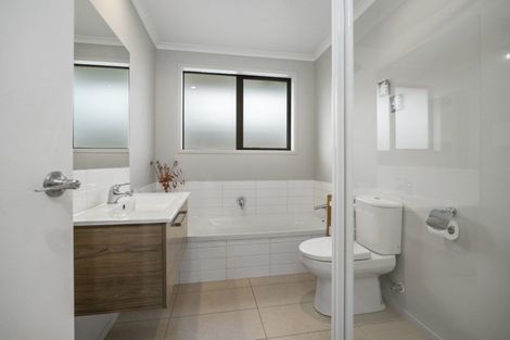 Photo of property in 2 Vista Close, Omokoroa, 3114