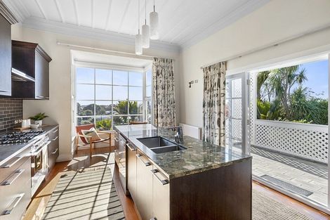 Photo of property in 103 Fulford Street, New Plymouth, 4310