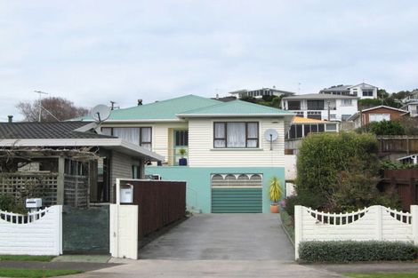 Photo of property in 3 Moulton Street, Moturoa, New Plymouth, 4310