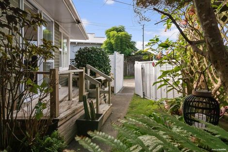 Photo of property in 2/59 Shakespeare Road, Milford, Auckland, 0620