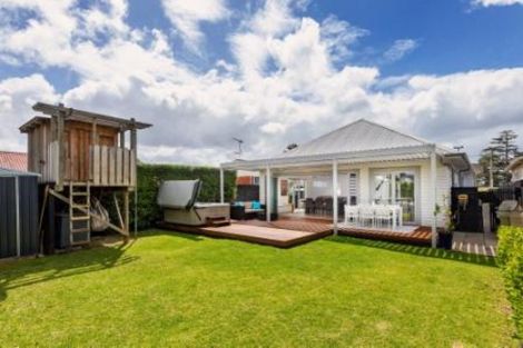 Photo of property in 26 Muripara Avenue, Point Chevalier, Auckland, 1022