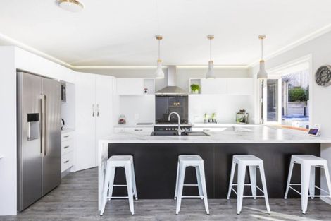 Photo of property in 32 King Charles Drive, Kingsley Heights, Upper Hutt, 5018