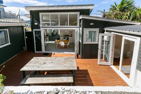 Photo of property in 106 Breaker Bay Road, Breaker Bay, Wellington, 6022