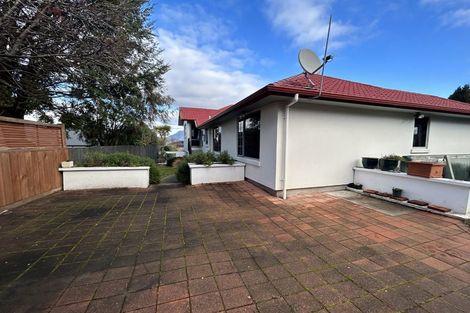 Photo of property in 49 Cedar Drive, Kelvin Heights, Queenstown, 9300