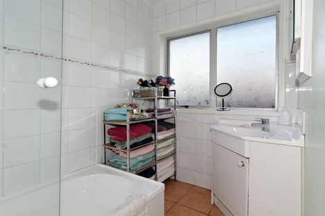 Photo of property in 1/6 Butterworth Drive, Glendene, Auckland, 0602