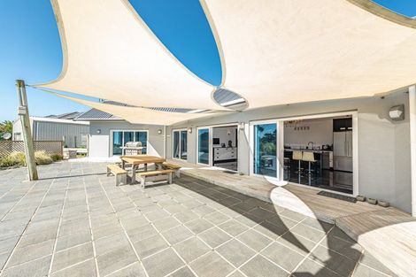 Photo of property in 35 Golf Vue Place, Castlecliff, Whanganui, 4501