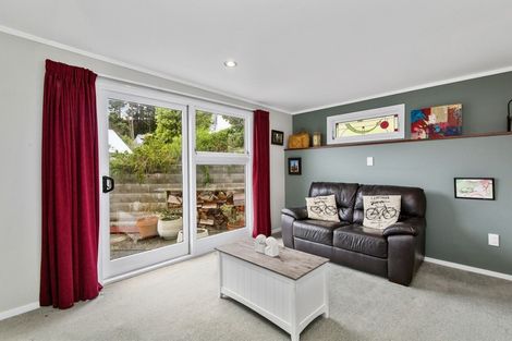 Photo of property in 3 Pimlico Place, Newlands, Wellington, 6037