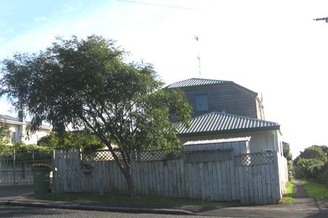 Photo of property in 2/180 Chivalry Road, Glenfield, Auckland, 0629