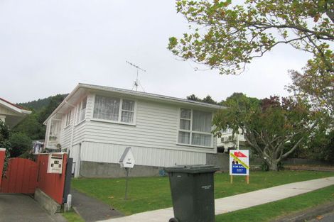 Photo of property in 17 Sunrise Boulevard, Tawa, Wellington, 5028