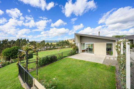 Photo of property in 17 Oram Drive, Turitea, Palmerston North, 4472