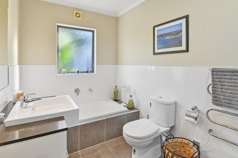 Photo of property in 38 Fairchild Avenue, Goodwood Heights, Auckland, 2105