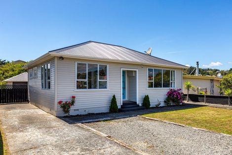 Photo of property in 25 Kapiti Crescent, Titahi Bay, Porirua, 5022