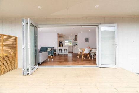 Photo of property in 2/137 Shakespeare Road, Milford, Auckland, 0620