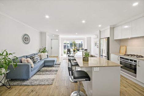 Photo of property in 72 Karepiro Drive, Stanmore Bay, Whangaparaoa, 0932