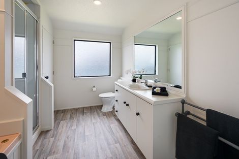 Photo of property in 67 Wynyard Crescent, Fernhill, Queenstown, 9300