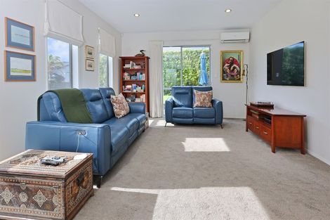 Photo of property in 114 Lake Panorama Drive, Henderson Valley, Auckland, 0612
