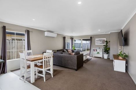 Photo of property in 10 Peachstone Lane, Henderson, Auckland, 0612