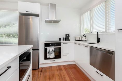 Photo of property in 31 Advene Road, Cockle Bay, Auckland, 2014