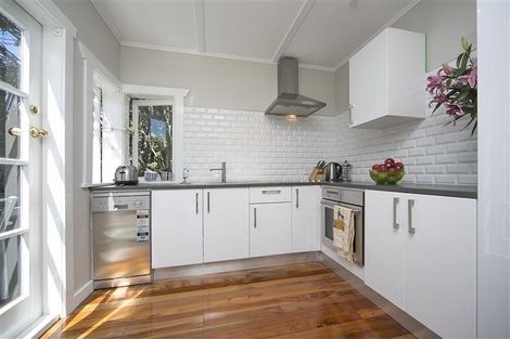 Photo of property in 2/4 Cleve Road, Green Bay, Auckland, 0604