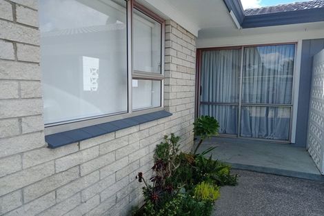 Photo of property in 2/8 Tatua Place, Conifer Grove, Takanini, 2112