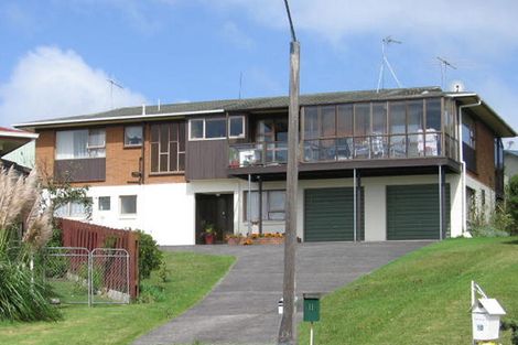 Photo of property in 11 Ian Place, Glendene, Auckland, 0602