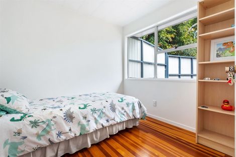 Photo of property in 3 Temuri Place, Glendene, Auckland, 0602