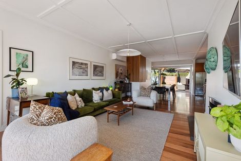 Photo of property in 122 Pendarves Street, New Plymouth, 4312