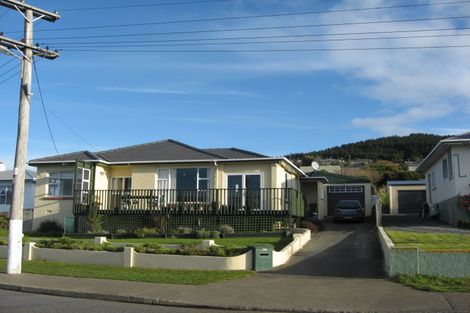 Photo of property in 132 Marine Parade, Bluff, 9814