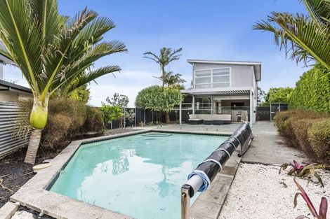 Photo of property in 10 Churchill Road, Cockle Bay, Auckland, 2014