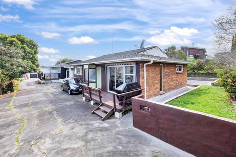 Photo of property in 2/4202a Great North Road, Glendene, Auckland, 0602