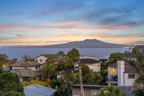 Photo of property in 16 Eastcliffe Road, Castor Bay, Auckland, 0620
