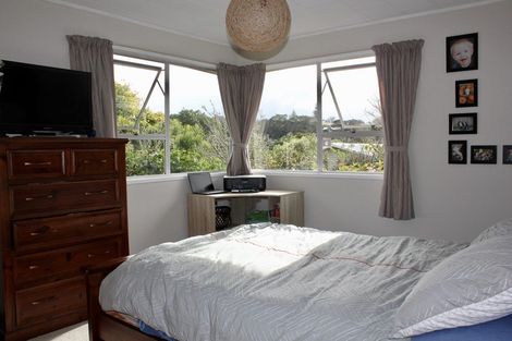 Photo of property in 58 Taipari Road, Te Atatu Peninsula, Auckland, 0610
