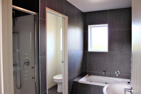 Photo of property in 76a Tamahere Drive, Glenfield, Auckland, 0629