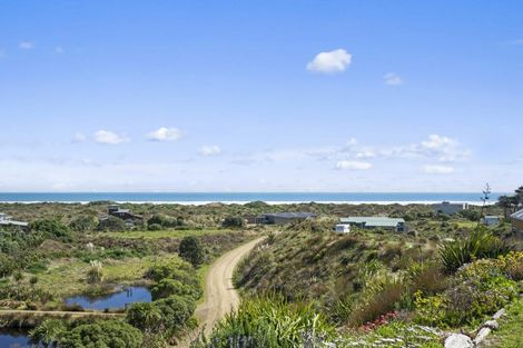 Photo of property in 17 Uxbridge Terrace, Waikawa Beach, Levin, 5573