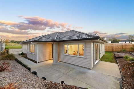 Photo of property in 12 Lockyer Road, Kumeu, 0810