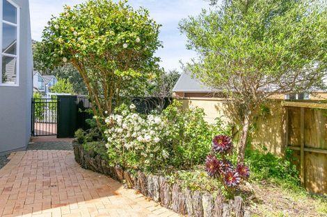 Photo of property in 5 Erskine Close, Island Bay, Wellington, 6023