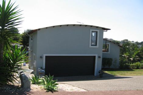 Photo of property in 817c East Coast Road, Northcross, Auckland, 0630