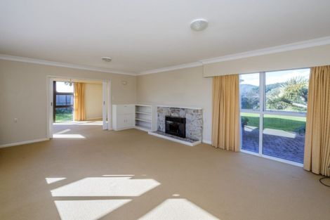 Photo of property in 18 Kawau Grove, Waikanae Beach, Waikanae, 5036