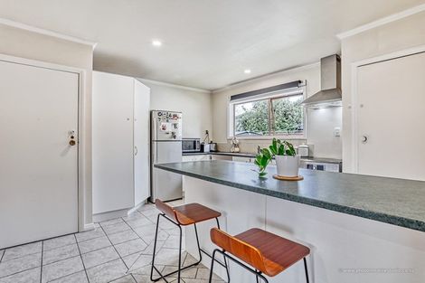 Photo of property in 2/33 Lowtherhurst Road, Massey, Auckland, 0614