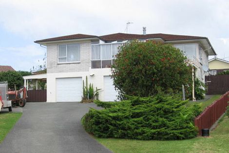 Photo of property in 28 Lydford Place, Glendene, Auckland, 0602