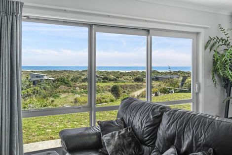 Photo of property in 17 Uxbridge Terrace, Waikawa Beach, Levin, 5573