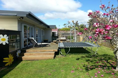 Photo of property in 10 Rimu Road, Mangere Bridge, Auckland, 2022