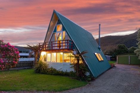 Photo of property in 34 Beach Road, Waikawa, Picton, 7220