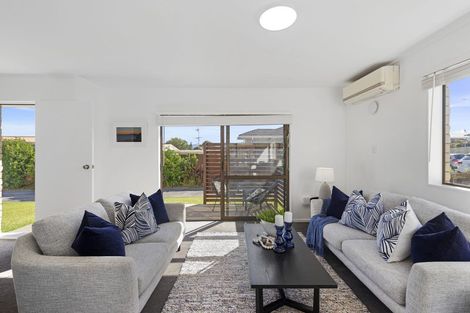 Photo of property in 2/237 Edmonton Road, Te Atatu South, Auckland, 0610