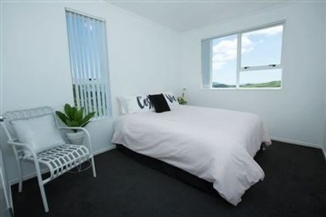 Photo of property in 12a Kingsbridge Place, Newlands, Wellington, 6037