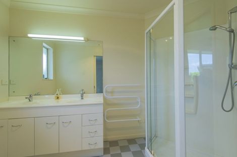 Photo of property in 27 Bermuda Place, One Tree Point, 0118