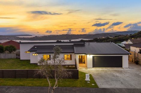 Photo of property in 1 Greenstone Place, Aotea, Porirua, 5024