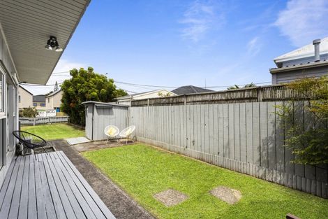 Photo of property in 1/2a Eskdale Road, Birkdale, Auckland, 0626