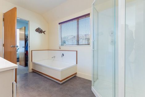 Photo of property in 8 Rewarewa Crescent, Waikanae, 5036